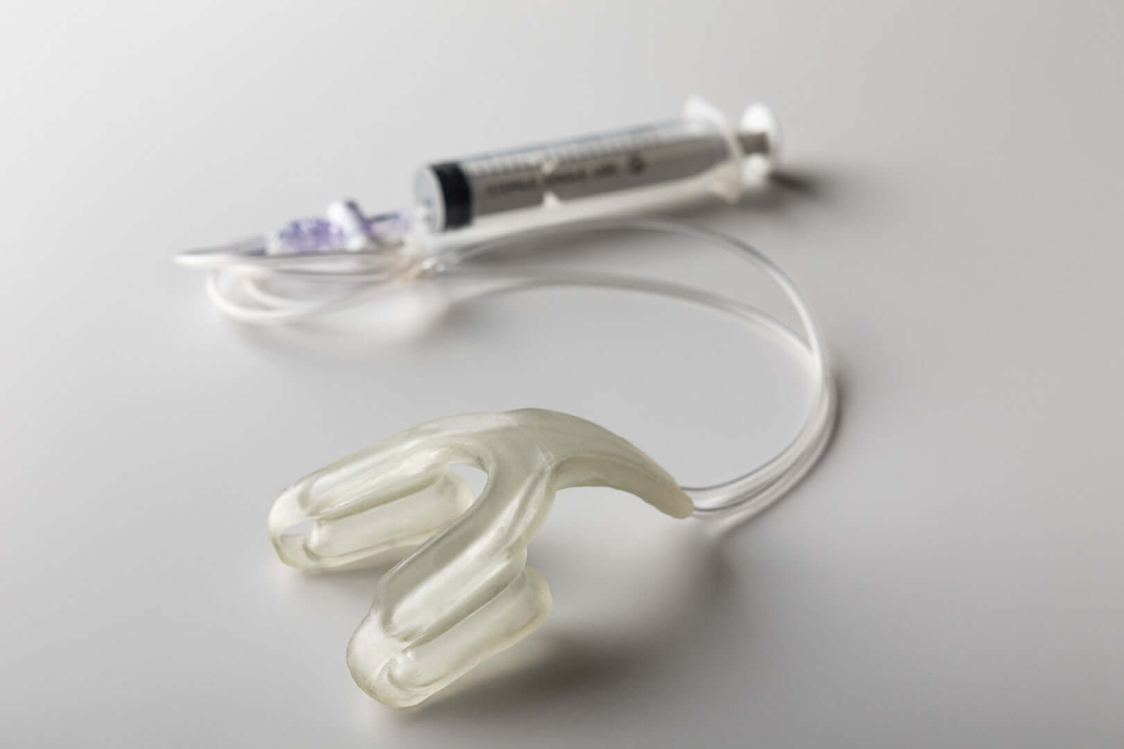 Isences® TMD rehabilitation device and syringe for effective jaw exercise and therapy.